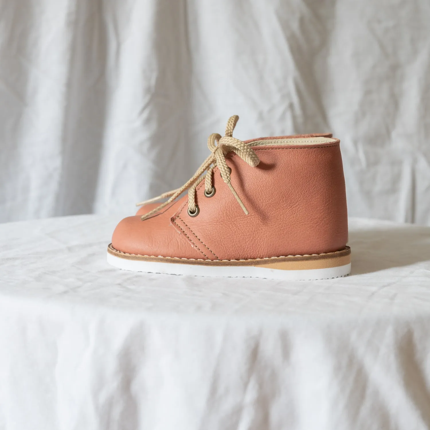 Protective Finish Hiking Trails Desert Boot - Rose