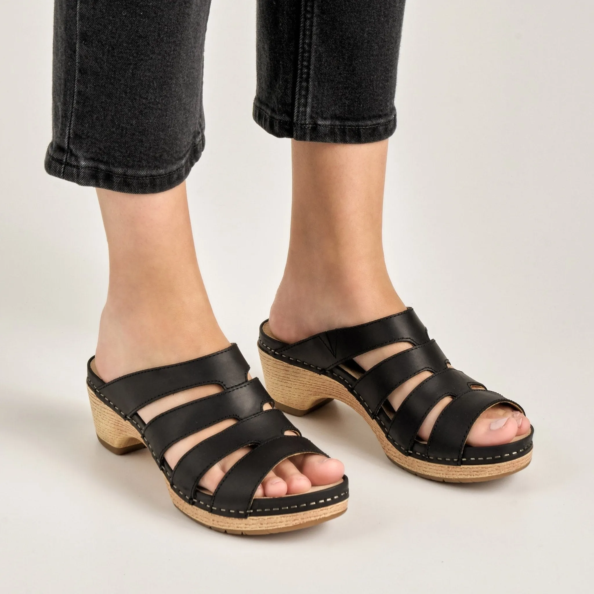 Lyndi | Oiled Pull Up | Black - Sandals - Dansko