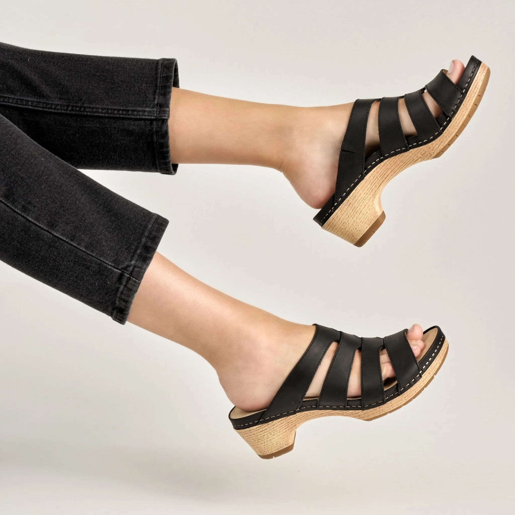 Lyndi | Oiled Pull Up | Black - Sandals - Dansko