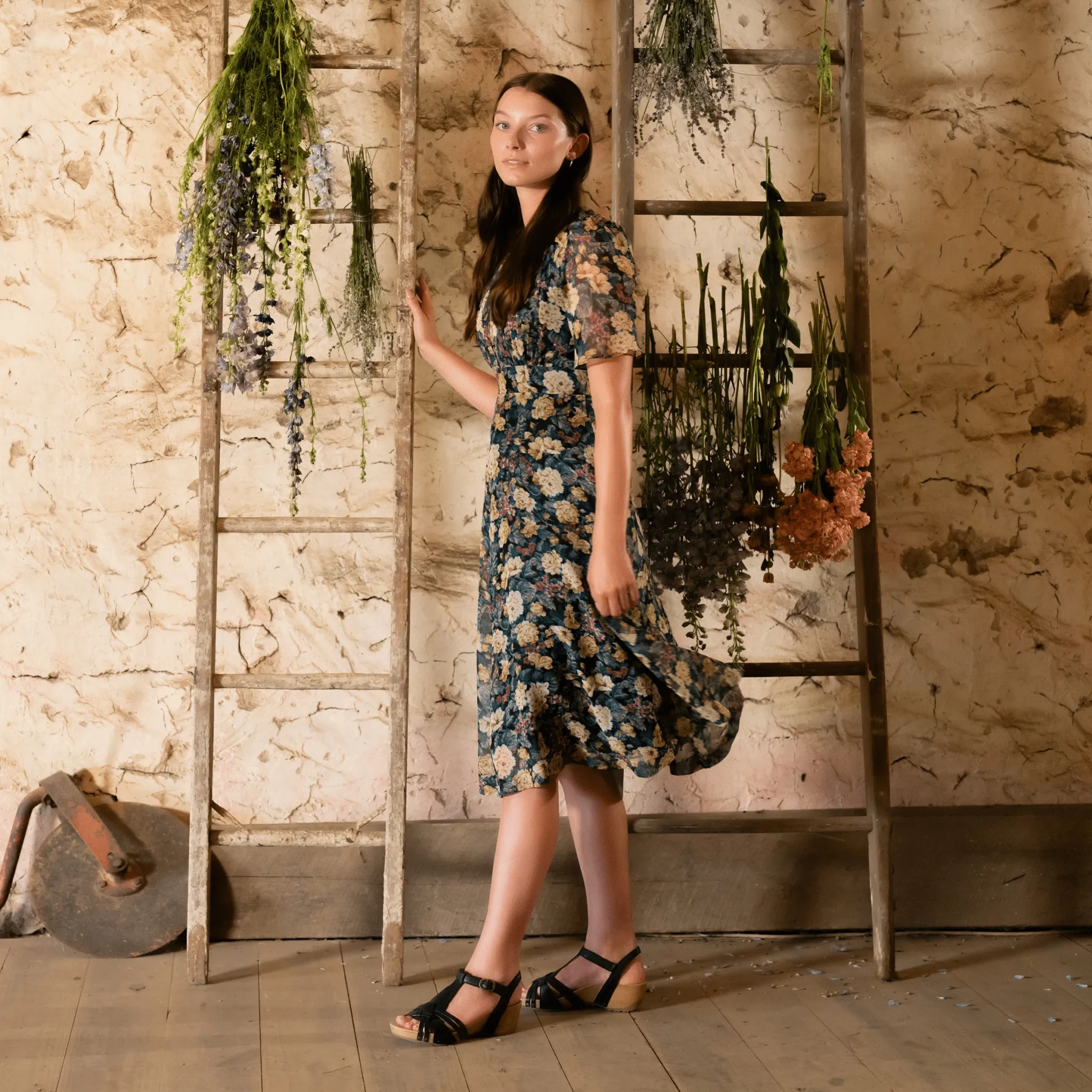 Tia | Milled Burnished | Black - Sandals - Dansko