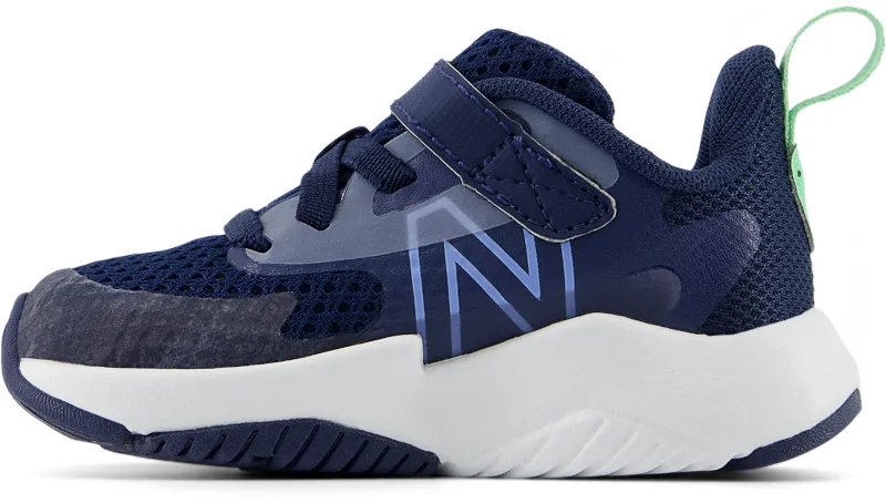 TODDLER RAVE RUN v2 BUNGEE stylish running shoes running in a reservoir area shoes